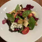 ターブルハラダ - ブルーチーズのサラダ　オーヴェルニュ地方のブルーチーズ「フルムダンベール」使用