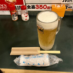 赤坂亭 - 生ビール、割り箸、布おしぼりがさっと出る