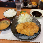 とこだい精肉店 - 厚切りロースかつ定食1070円