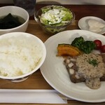 キッチン ブルー グローブ - 牛肉と里芋もピスタチオのテリーヌ、きざみ茸の和風クリームソース