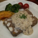 キッチン ブルー グローブ - 牛肉と里芋もピスタチオのテリーヌのアップ