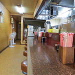 こく一番 ラーメン みどりや - カウンター席の奥には小上がりがあります