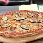 トリワイン ＰＩＫＯＳＨＨＨＵ - 甘辛とり肩ロースとなすのトマトピザ