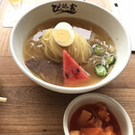 ぴょんぴょん舎  - やっぱり美味しい冷麺（別辛）
            初めはそのまま、次に辛味を追加、最後に酢を加えてスッキリ！と３回楽しめる冷麺です♫