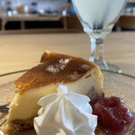 ヤマメ食堂 - ティータイムからオーダー可能な手作りチーズケーキ