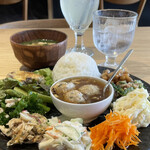 ヤマメ食堂 - ヤマメプレートランチ   おばんざいが色々少しづつ盛り盛りのプレート