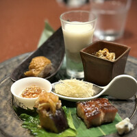 中華寝台 - 前菜盛り合わせ（白バイ貝&カシューナッツ・くらげ・焼豚&ブルーチーズ・水茄子・イサキXO醬・鶏モモ）
                バランス良く全部美味しいです。この後のお皿たちへの期待を、しっかり盛り上げます！