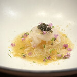 中華寝台 - 冷たいビーフンなんです♪
      白海老・キャビア・唐墨・青柚子。甘み、塩み、コクと爽やかさがたまらない〜。
      脳天の先っぽが心地良くて、美味しすぎるっ！