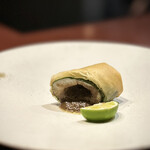 中華寝台 - 上笹シェフの夏のスペシャリテ、鮎の春巻き♪
      深みのある腹ワタのソースを、鮎の身で巻いて揚げる、フハフハいただく逸品！
      酢橘も山椒塩も、しっかり盛り立ててくれます。