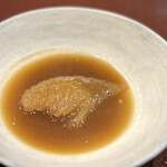 中華寝台 - 道理でコクの深いスープだと思ったら、豚骨も使っているそう。
      この価格帯でサーブされる鱶鰭にしては立派な葦切に、とても相応しい味わいー♪
