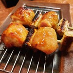 Sumibiyaki Tori Yamamotoya - 香ばしい皮でもも肉を巻き込んだ綺麗な串打ちに惚れ惚れ～！こんがりパリパリの皮と肉厚で歯応えある身、甘い汁が溢れるネギとタレのバランスが完璧なねぎま260円