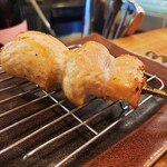 Sumibiyaki Tori Yamamotoya - ふっくら大きくて柔らかな中落ち230円、むね肉の優しい旨味に炭火焼きの香りと塩加減が絶妙