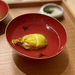 銀座 鼓門 - 椀物：花ズッキーニと毛蟹のお吸い物