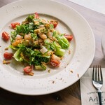 green salad with shrimp and avocado