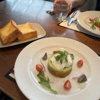 マーサーブランチ テラスハウス - サーモンのタルタルとアボカドとポーチドエッグ(前)ブリオッシュフレンチトースト(後ろ)