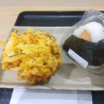 Hanamaru Udon - 野菜かき揚げ＆鮭おにぎり