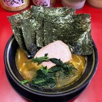 家系ラーメン 王道家 - ラーメン800円油多め。海苔増し100円。