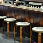 市民酒蔵諸星 - 年季の入った丸椅子