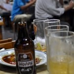 市民酒蔵諸星 - カウンターの皆さんは同じ方に向いています