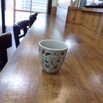 蕎麦処 凛 - 店内カウンター席。お茶はもちろん蕎麦茶です。