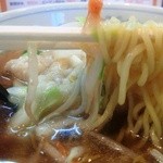 おか田 - 特製らーめんの麺リフト　とにかくスープが特徴的だった