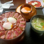 やま康 - 気まぐれメガあか牛丼にだご汁