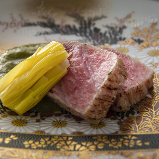 希少な明治時代の九谷焼などの器でお食事をお楽しみ下さい。