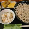 蕎場 しらかわ - 蕎麦定食(税込825円)+十割蕎麦変更【+追加165円】でお会計は990円也
①十割蕎麦
②3種天麩羅(新玉葱、南瓜、竹輪)
③牛蒡と人参等の炊き込みご飯
ボリュームたっぷりでしっかり食べたい人向き