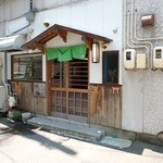 蕎麦処 凛 - 店舗外観。唐戸地区商店街の端を曲がった路地にあいます。
