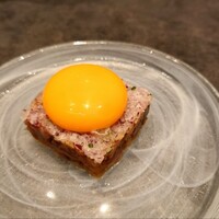 東京焼肉いのうえ 銀座店 - 瞬間燻製ユッケ