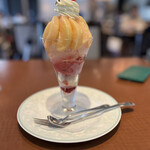 Ueno Seiyouken Honten Resutoran - メルバ風ピーチパフェ１５００円。ゼリー？ラズベリー、バニラのアイスクリーム、軽ーくシロップ煮した桃というシンプルな組み合わせですが、とても美味しくいただきました（╹◡╹）