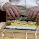 兄弟寿し - 太巻きを巻く