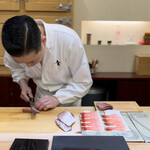 兄弟寿し - 漬にする鮪の切り付け