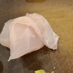 料理 むら上 - ②オオモンハタ(鹿児島県産、2.5kg、7日熟成)、海苔佃煮添え
            産卵期は夏、旬はほぼ通年
            アコウほど甘みは無いが、大型なので寝かせると旨みが引き出されるハズなのですがあまり感じず、残念