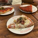 PIZZERIA SPONTINI - ポルチーニとパンチェッタのオイル漬けピザ(前)マリナーラ(右後ろ)