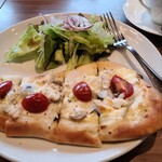 高倉町珈琲 - ホワイトソースのナンピザ