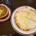 サティ - ダルマサラカレーとチーズナン