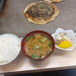 208351082 - 定食はライス、味噌汁、漬け物がセット