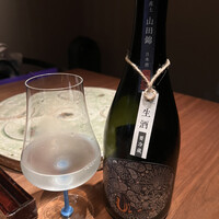 焼鳥 篠原 - 食前酒として出されました、最近どうやらとても人気が出てきて品薄らしい「産土　うぶすな」。この山田錦は少しの濁りと微発砲性が残っていて、13度の低アルコール。