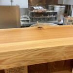 しんのすけ - 奥の炭焼台で、あじの塩焼き調理中