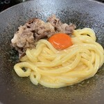 極楽うどん TKU - 肉釜玉うどん（小盛）