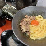 極楽うどん TKU - 肉釜玉うどん（小盛）・鶏天天むす