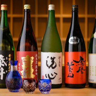 Veteran chefs carefully examine what goes well with sushi. A variety of delicious sake from all over the country