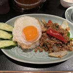 オールドタイランド 飯田橋店 - ガイ・パット・バイガパオ・ラート・カオ1,280円