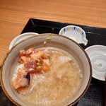 豊洲場外食堂魚金 - 自分のタイミングで[鯛出汁]をお願いできます。店員さんがポットからついでくれました。