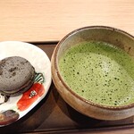 紡季 - マカロンと抹茶セット1100円
            京都の菓子工房「圭」のマカロンです。