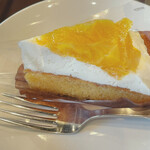 スターバックス・コーヒー - オレンジ&マンゴーのケーキのアップ