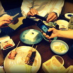 冷奴の写真を撮る人たち。笑