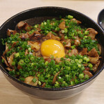 トンテキ食堂8 - 絶品豚丼(1050円)+生卵(50円)