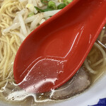 蓬莱飯店 - スープは生姜の効いた鶏ガラ醤油。